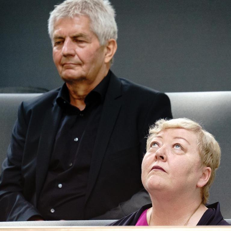 Evelyn Zupke (re.) und Roland Jahn, Bundesbeauftragter für die Unterlagen des Staatssicherheitsdienstes der ehemaligen Deutschen Demokratischen Republik, nehmen auf der Besuchertribüne an der Sitzung des Bundestags teil. Zupke steht zur Wahl als künftige Bundesbeauftragte für die Opfer der SED-Diktatur.