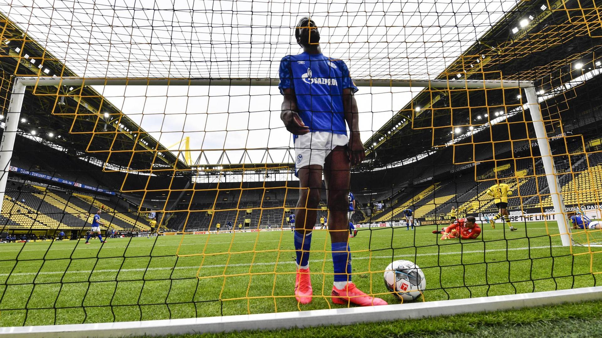 Schalkes Salif Sane holt nach dem 2:0 von Borussia Dortmund den Ball aus dem Tor Schalkes Salif Sane holt nach dem 2:0 von Borussia Dortmund den Ball aus dem Tor