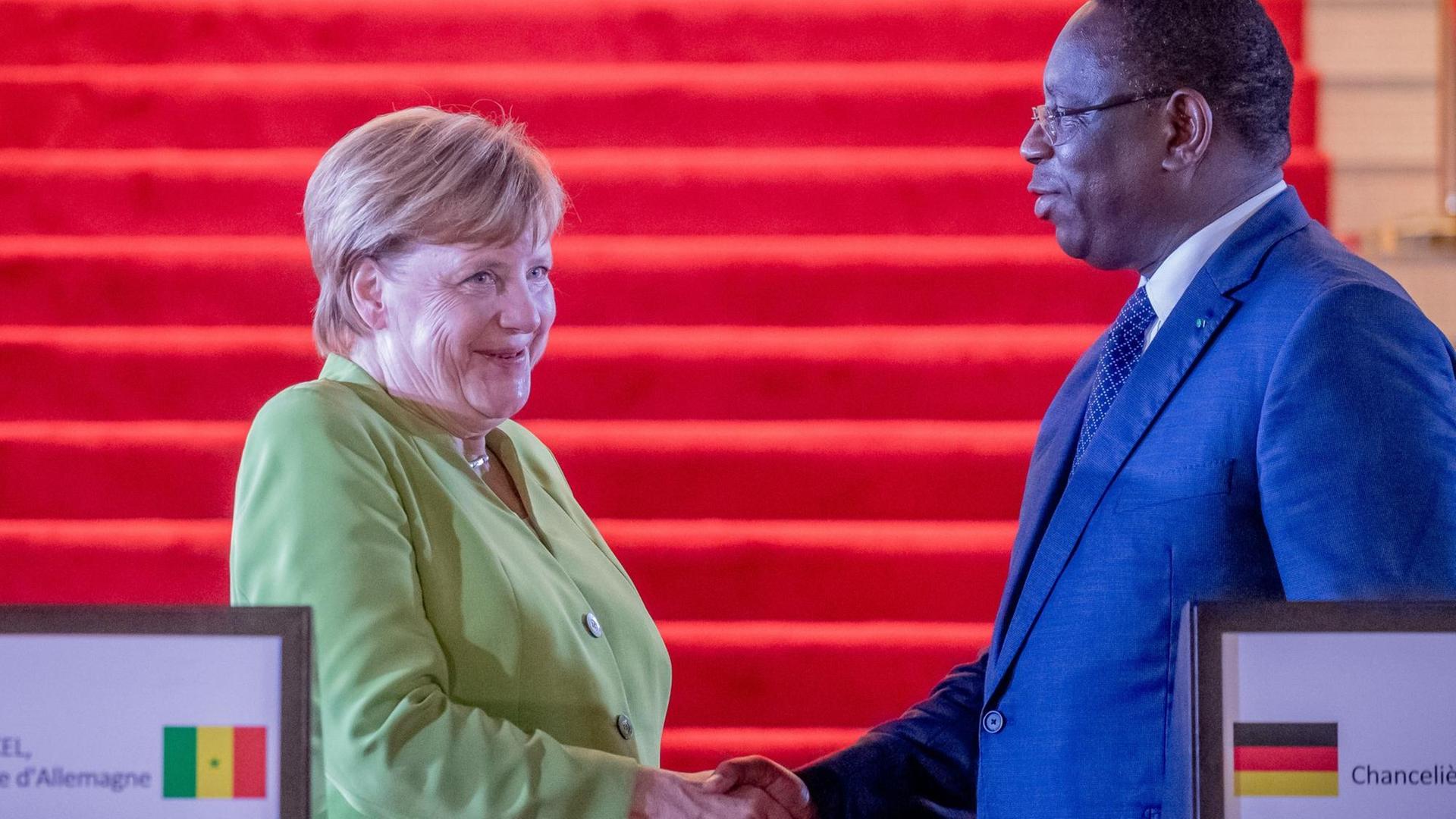 Bundeskanzlerin Angela Merkel (CDU) verabschiedet sich von Macky Sall, dem Präsidenten der Republik Senegal, nach einer Pressekonferenz nach dem Gespräch im Präsidentenpalast von Dakar. Bundeskanzlerin Angela Merkel (CDU) verabschiedet sich von Macky Sall, dem Präsidenten der Republik Senegal, nach einer Pressekonferenz nach dem Gespräch im Präsidentenpalast von Dakar.