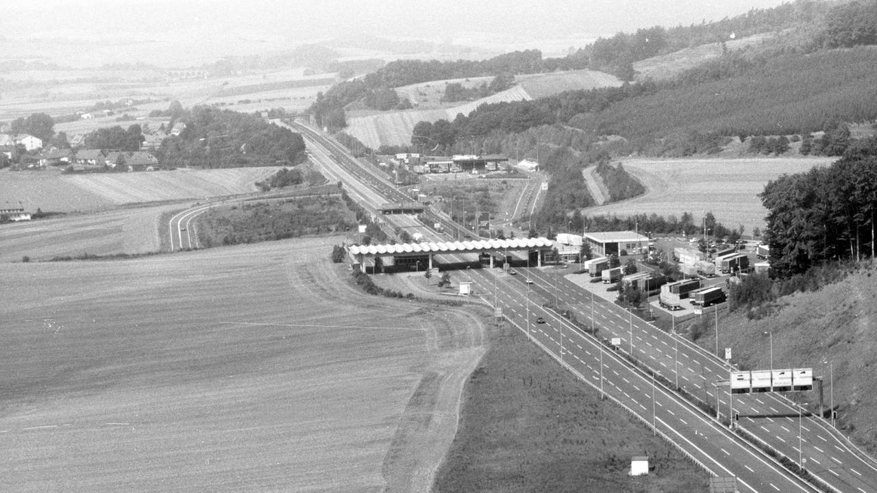 Luftaufnahme in Schwarzweiß eines Grenzübergangs in weiter Landschaft. Luftaufnahme in Schwarzweiß eines Grenzübergangs in weiter Landschaft.