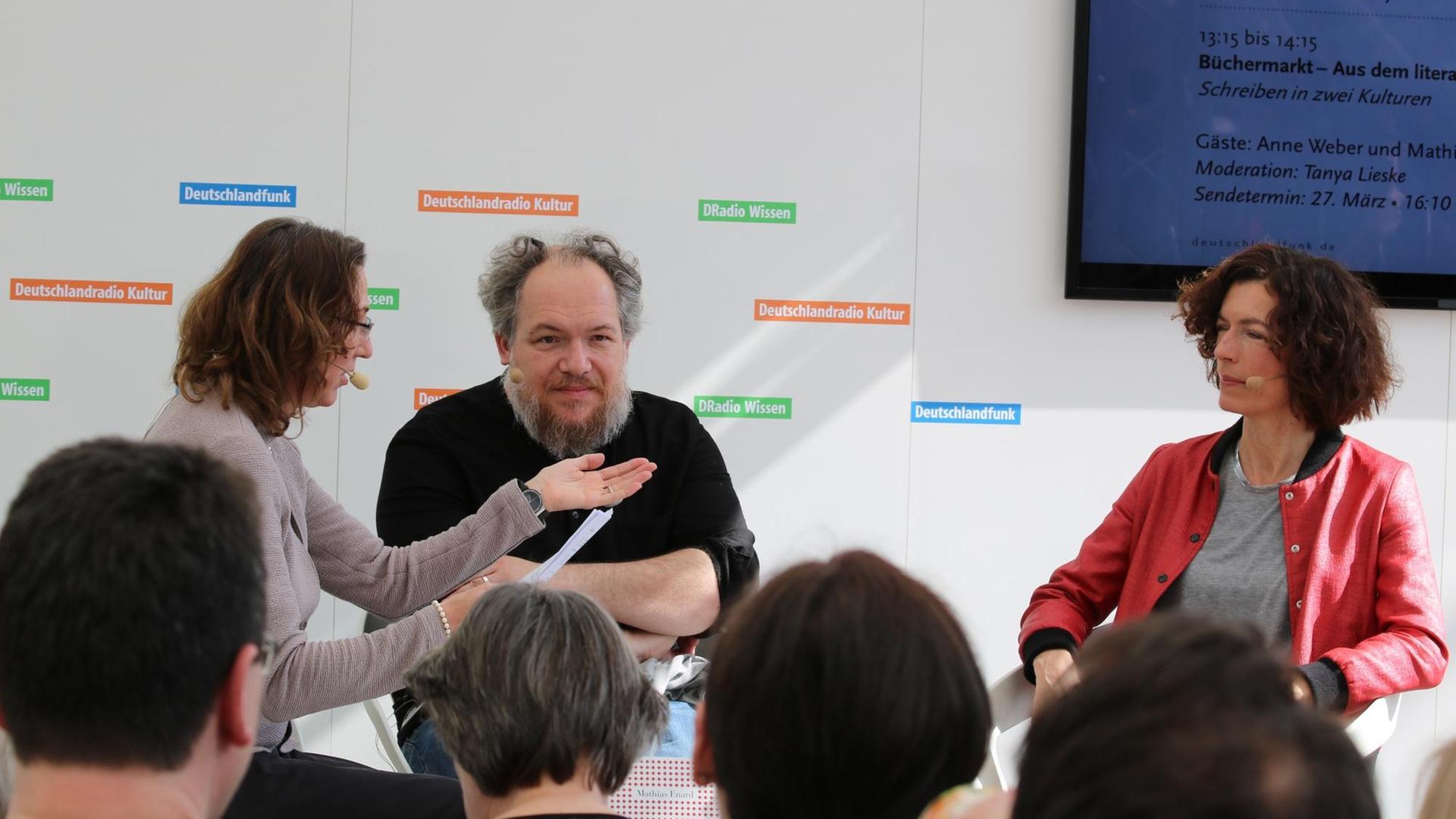 Die Schriftsteller Mathias Enard und Anne Weber im Gespräch mit Tanya Lieske. Die Schriftsteller Mathias Enard und Anne Weber im Gespräch mit Tanya Lieske.