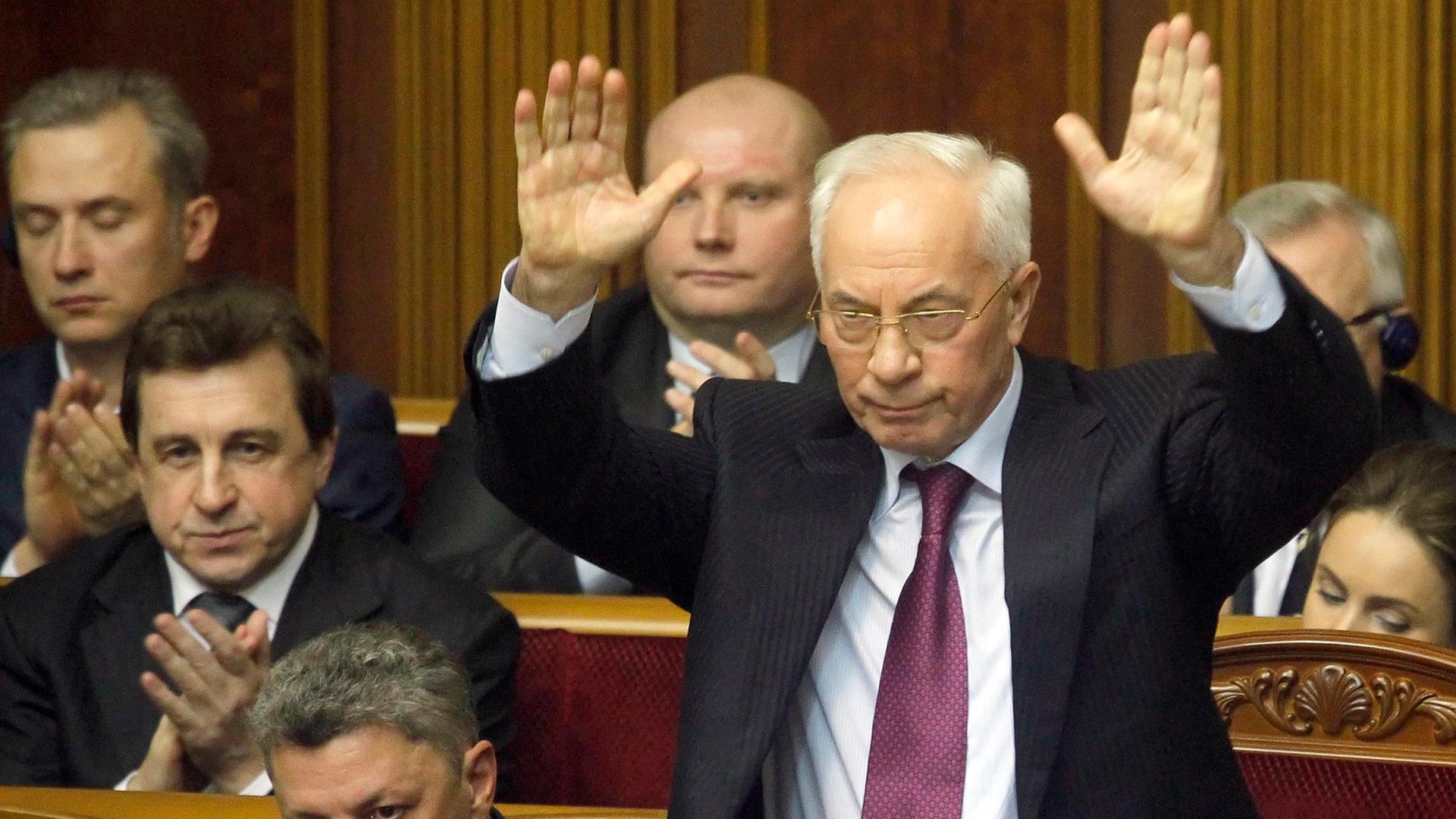 Ukraine Regierungschef Asarow bleibt im Amt