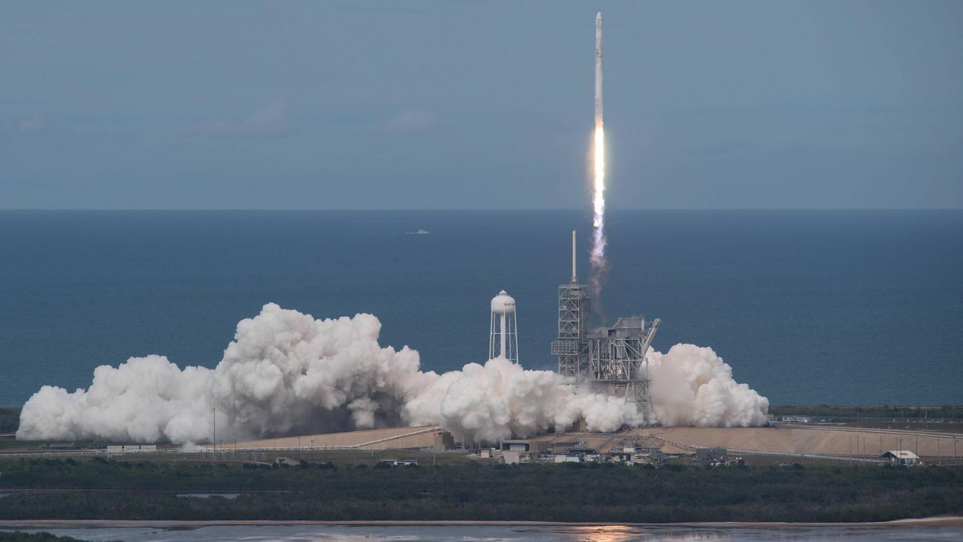 Die SpaceX Falcon-9-Rakete mit dem recycleten Raumfrachter Dragon startet von Cape Canaveral Richtung Internationaler Raumstation. Die SpaceX Falcon-9-Rakete mit dem recycleten Raumfrachter Dragon startet von Cape Canaveral Richtung Internationaler Raumstation.