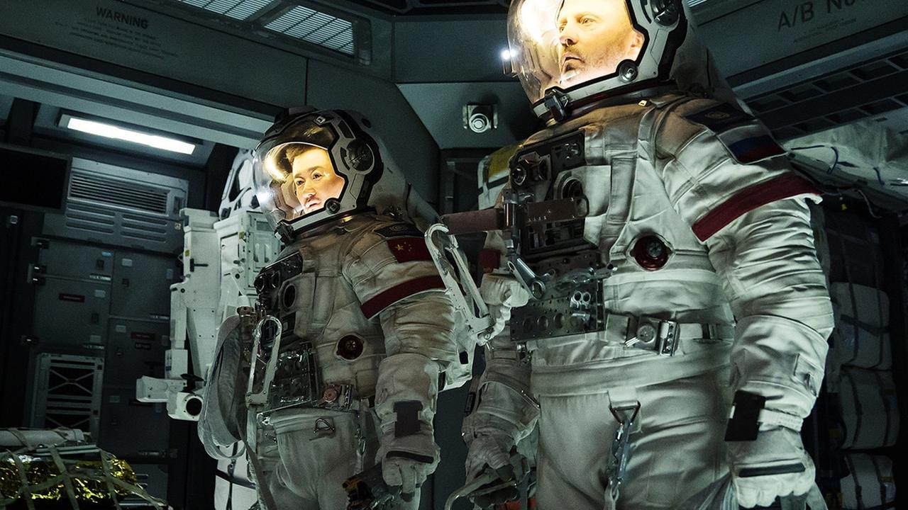 Filmstill aus "THE WANDERING EARTH", Schauspieler von links: Wu Jing, Arkadiy Sharogradskiy. Filmstill aus "THE WANDERING EARTH", Schauspieler von links: Wu Jing, Arkadiy Sharogradskiy.