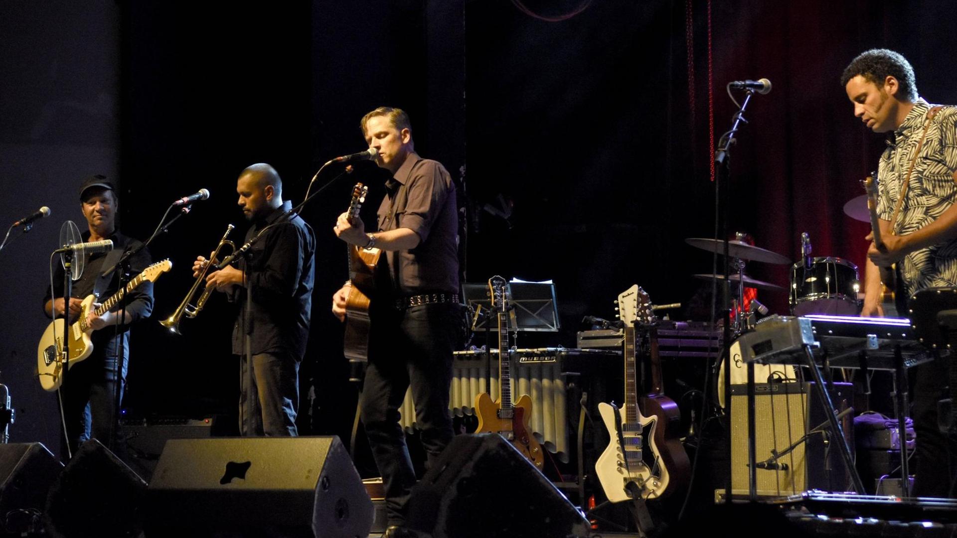 Die Band Calexico bei einem Auftritt in Hannover 2018 Die Band Calexico bei einem Auftritt in Hannover 2018