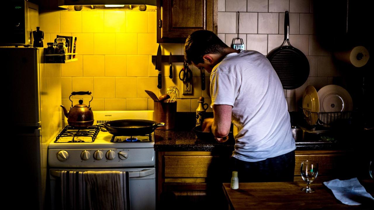 Das Bild zeigt einen Mann in einer kleinen Küche. Auf dem Gasherd recht...</p>

                        <a href=