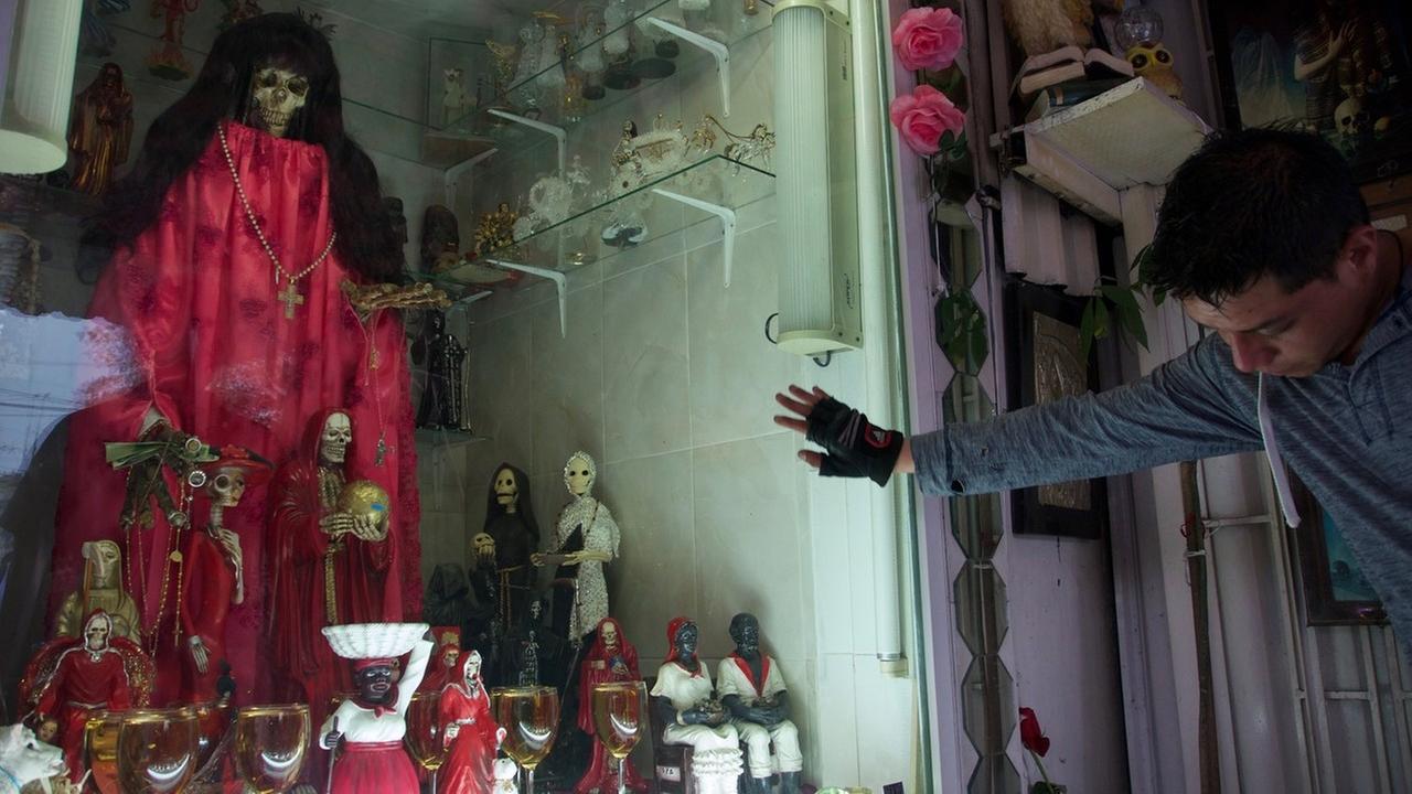 Mit rotem Kleid und wallendem Haar wirkt Santa Muerte wie eine makabre Mariendarstellung Mit rotem Kleid und wallendem Haar wirkt Santa Muerte wie eine makabre Mariendarstellung