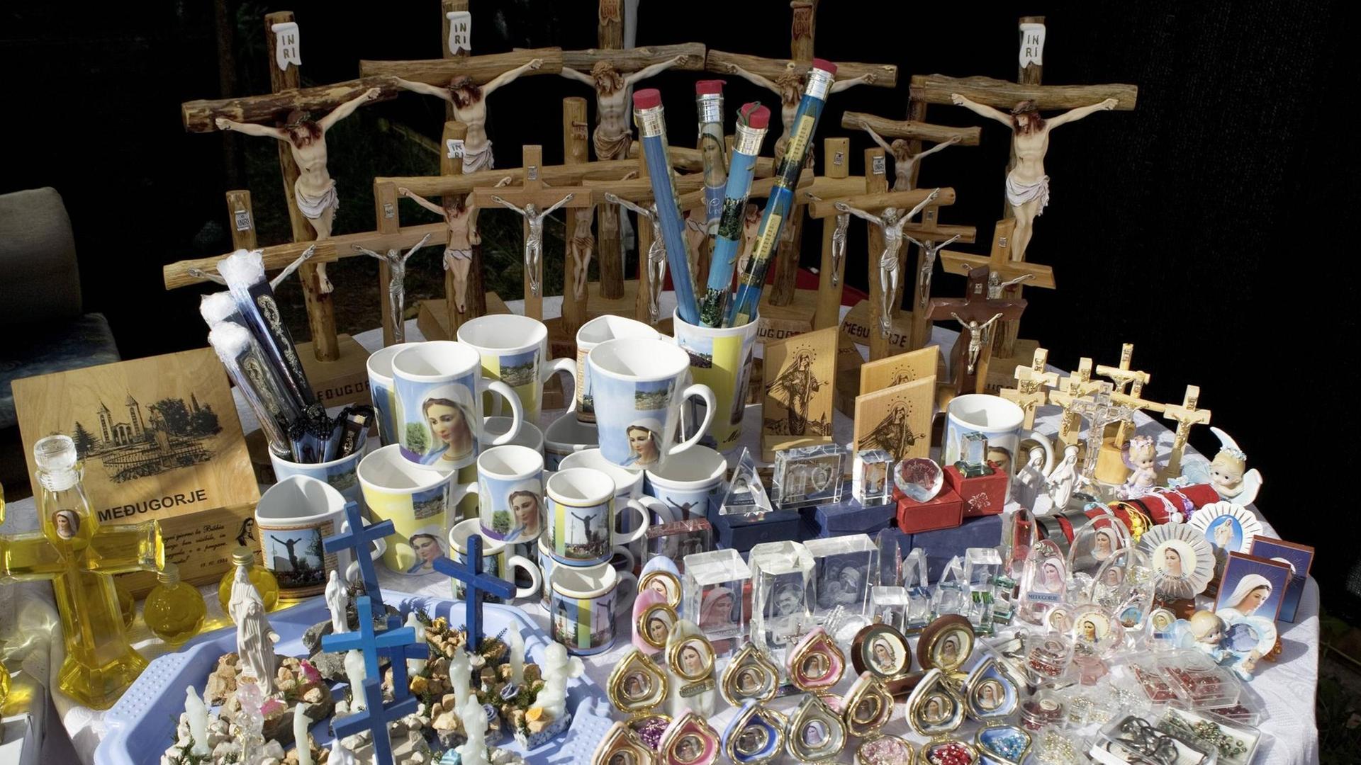 Religiöse Souvenirs - Tassen, Anstecker und Figuren mit Jesus am Kreuz - in Medjugorje Religiöse Souvenirs - Tassen, Anstecker und Figuren mit Jesus am Kreuz - in Medjugorje