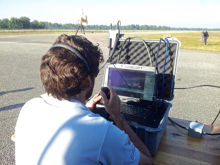 Ein "Telepilot" steuert eine Drohne von einem Computerterminal, der in einen kleinen Koffer eingebaut ist. Ein "Telepilot" steuert eine Drohne von einem Computerterminal, der in einen kleinen Koffer eingebaut ist.