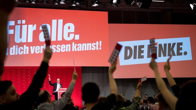 Die Delegierten stimmen am 10.06.2017 während des Bundesparteitages der Linken in Hannover (Niedersachsen) über Anträge ab.