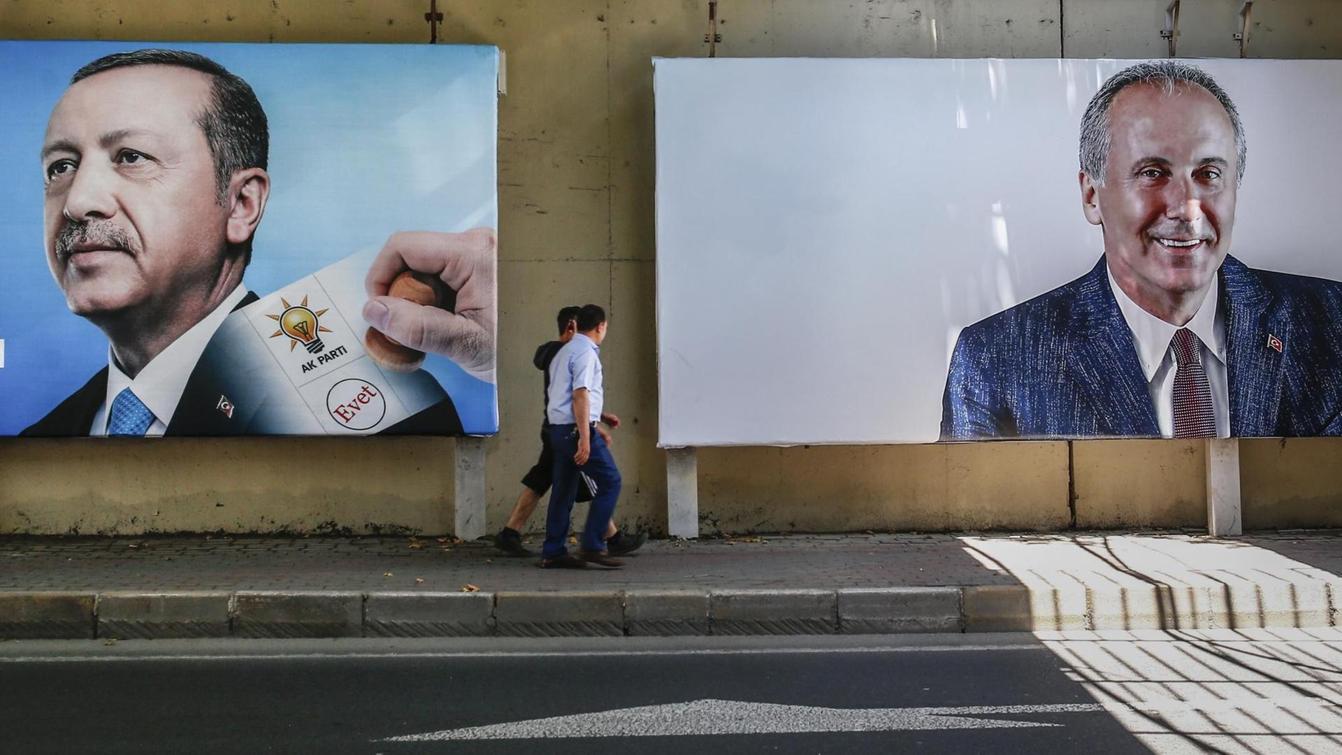 Menschen gehen an zwei Wahlplakaten des amtierenden Präsidenten und Wahlgewinners Recep Tayyip Erdogan (AKP, l) und des oppositionellen Präsidentschaftskandidaten Muharrem Ince (CHP) vorbei. Menschen gehen an zwei Wahlplakaten des amtierenden Präsidenten und Wahlgewinners Recep Tayyip Erdogan (AKP, l) und des oppositionellen Präsidentschaftskandidaten Muharrem Ince (CHP) vorbei.