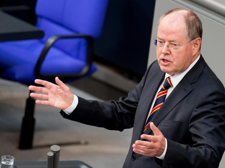 Der SPD-Politiker Peer Steinbrück hält seine letzte Rede im Bundestag.