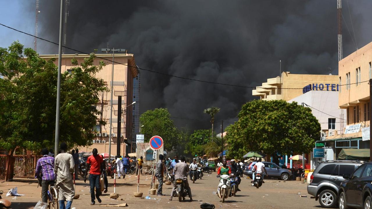 Es gab mehrere Angriffe im Zentrum der Hauptstadt; schwarzer Rauch steigt auf