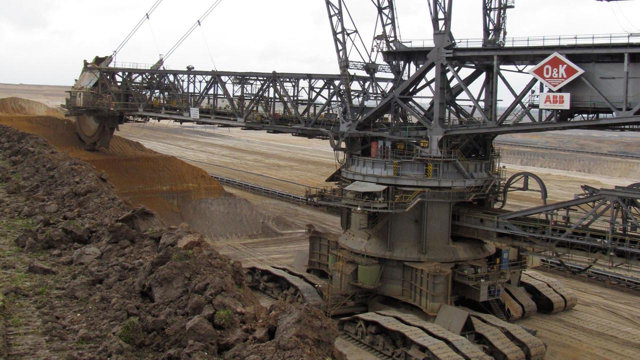 Braunkohle-Tagebau in NRW: Bei dem Ort Borschemisch kratzen riesige Bagger die Erde auf. Braunkohle-Tagebau in NRW: Bei dem Ort Borschemisch kratzen riesige Bagger die Erde auf.