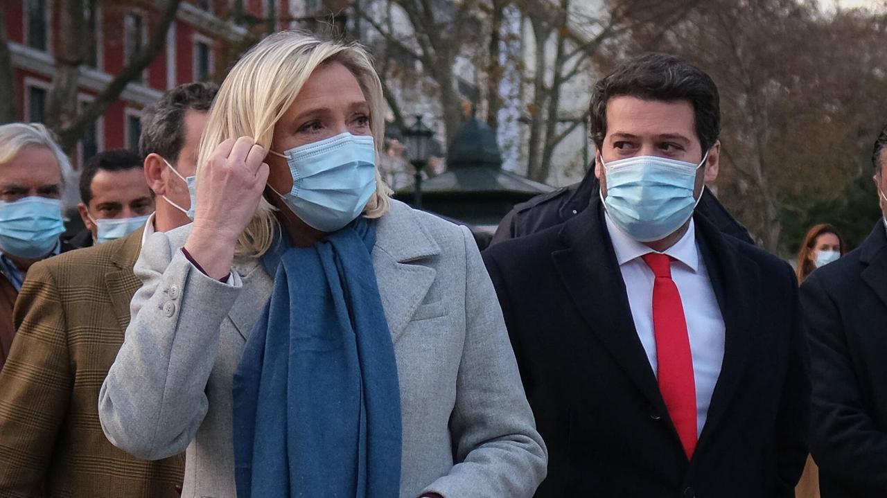 Marine Le Pen und André Ventura, beide mit Mund-Nasen-Schutz auf der Straße in Lissabon.