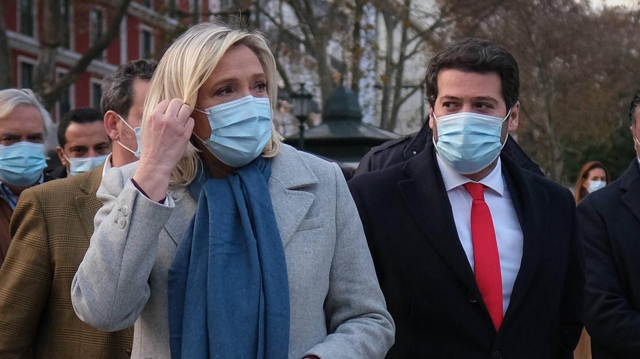 Marine Le Pen und André Ventura, beide mit Mund-Nasen-Schutz auf der Straße in Lissabon. Marine Le Pen und André Ventura, beide mit Mund-Nasen-Schutz auf der Straße in Lissabon.