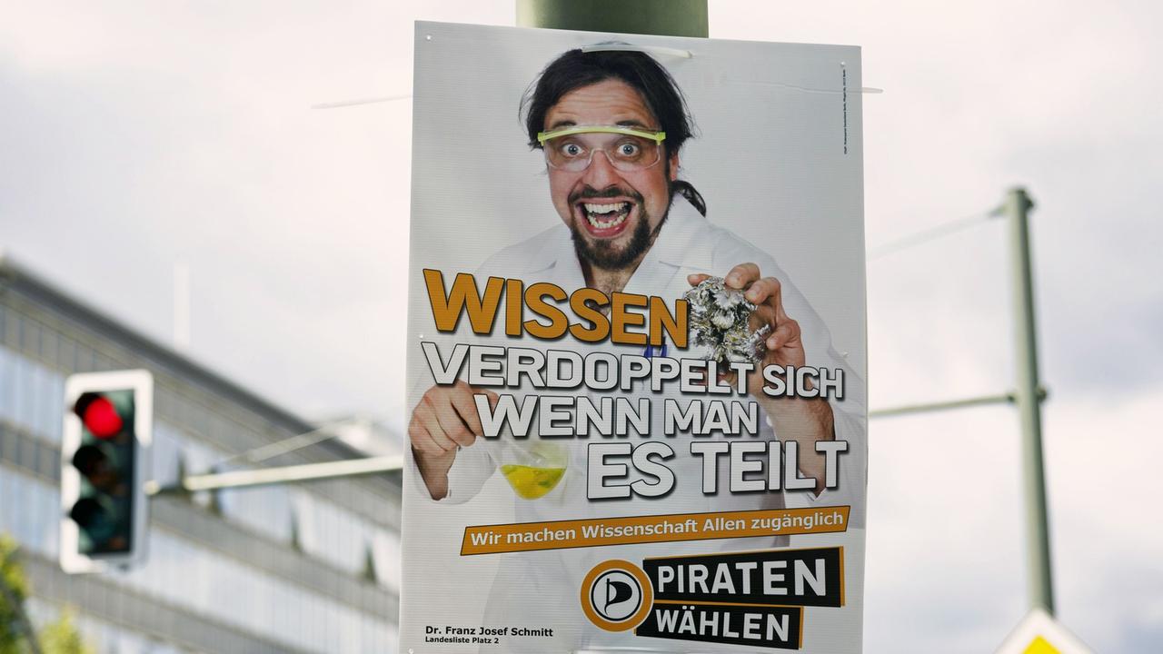 "Wissen verdoppelt sich, wenn man es teilt", steht auf einem in Wahlplakat der Piratenpartei mit Franz Josef Schmitt im Wahlkampf zum Abgeordnetenhaus von Berlin im Sommer 2016