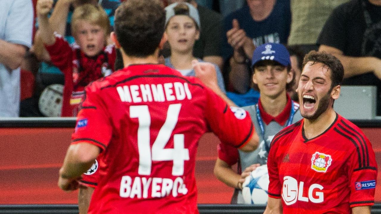 Hakan Calhanoglu freut sich über sein Tor für Leverkusen in der 40. Minute. Hakan Calhanoglu freut sich über sein Tor für Leverkusen in der 40. Minute.