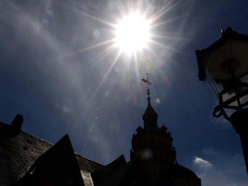 Blick auf die Nikolaikirche im Zentrum von Leipzig im Gegenlicht der gleißenden Sonne