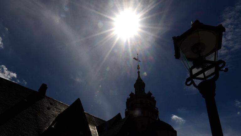 Blick auf die Nikolaikirche im Zentrum von Leipzig im Gegenlicht der gleißenden Sonne Blick auf die Nikolaikirche im Zentrum von Leipzig im Gegenlicht der gleißenden Sonne