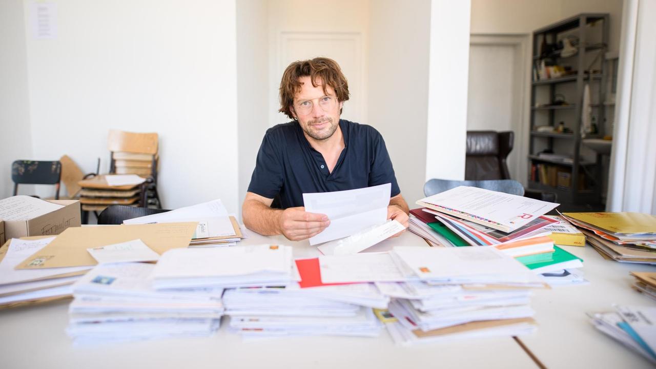 Friedrich von Borries sieht an seinem Schreibtisch Bewerbungen für das Stipendium für das Nichtstun durch. Friedrich von Borries sieht an seinem Schreibtisch Bewerbungen für das Stipendium für das Nichtstun durch.