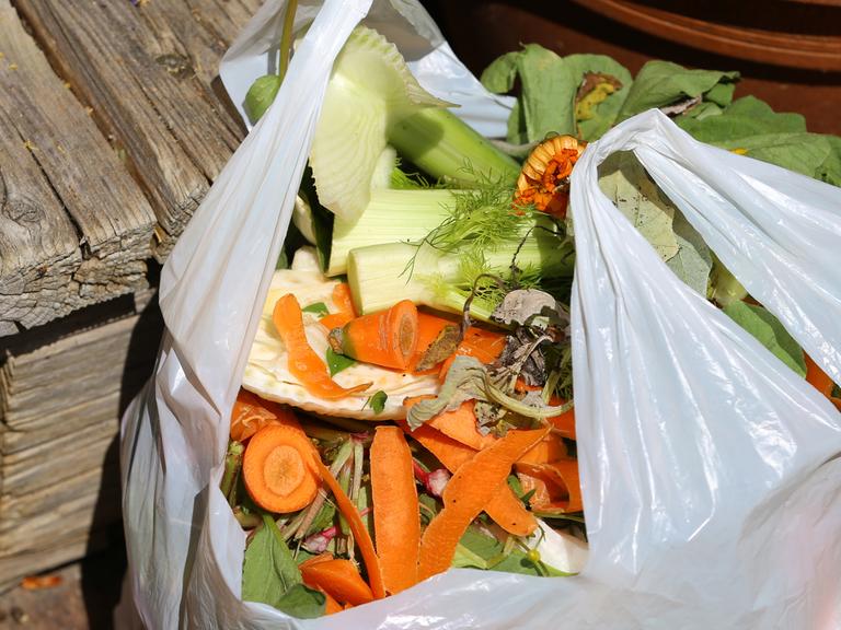 Ein Plastiktüte gefüllt mit Lebensmittelabfällen