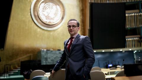 Heiko Maas (SPD), Bundesaußenminister, im Hauptquartier der Vereinten Nationen im Saal der UN-Generalversammlung in New York. Die rechte Hand liegt auf einer Stuhllehne, die linke steckt in seiner Hosentasche.