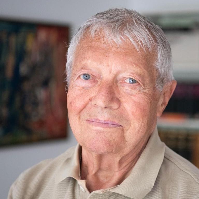 Rolf Schneider, Schriftsteller, steht im Mai 2019 in einem Haus im Land Brandenburg. 