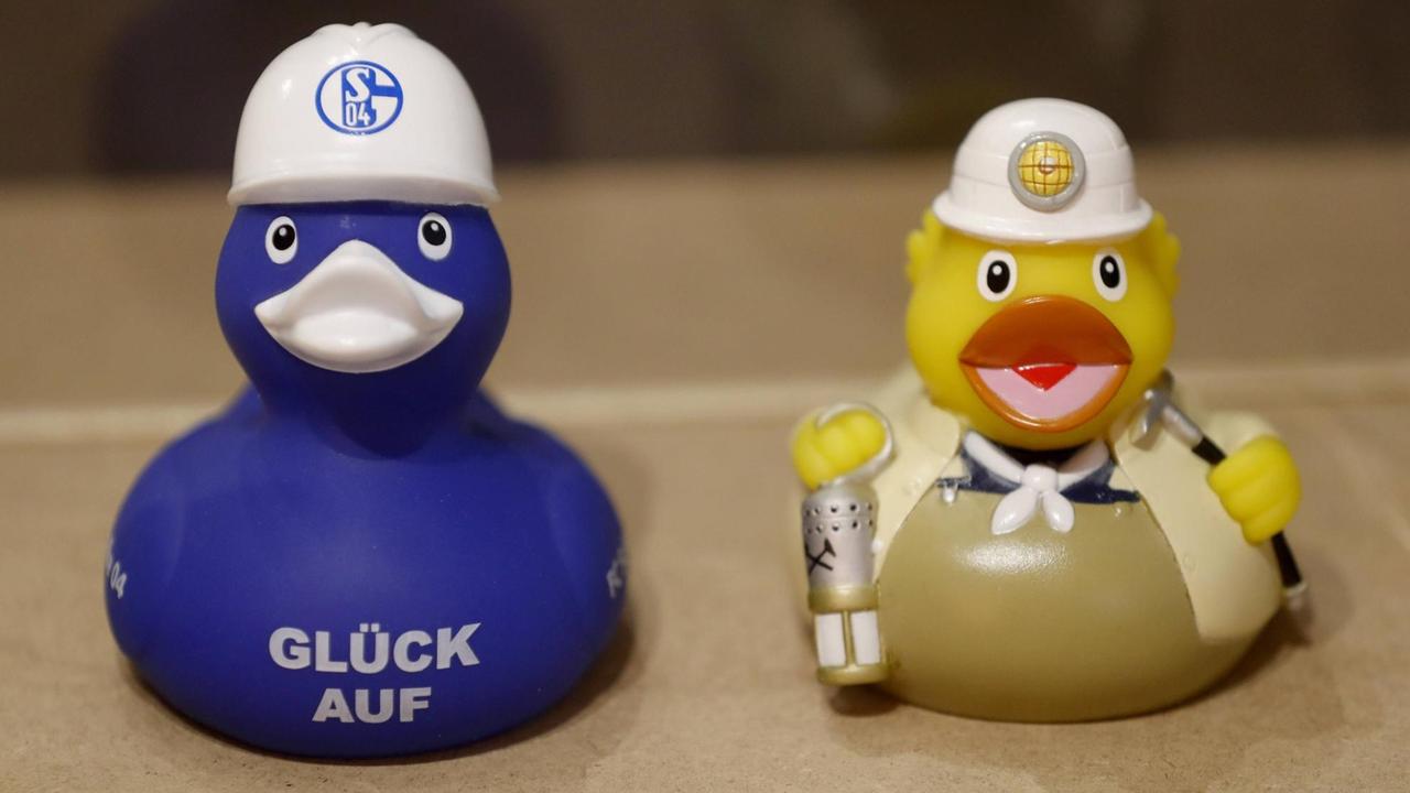 22.03.2018 Bochum ehemaliges Bergwerk Hannover . Ausstellung - Revierfolklore , zwischen Heimatstolz und Kommerz - Schalke und Bergmann Badeente 22.03.2018 Bochum ehemaliges Bergwerk Hannover . Ausstellung - Revierfolklore , zwischen Heimatstolz und Kommerz - Schalke und Bergmann Badeente
