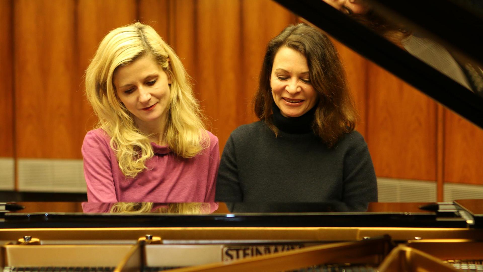 Das Klavierduo Ines und Anna Walachowski (v.l.) spielt im Deutschlandfunk Kammermusiksaal