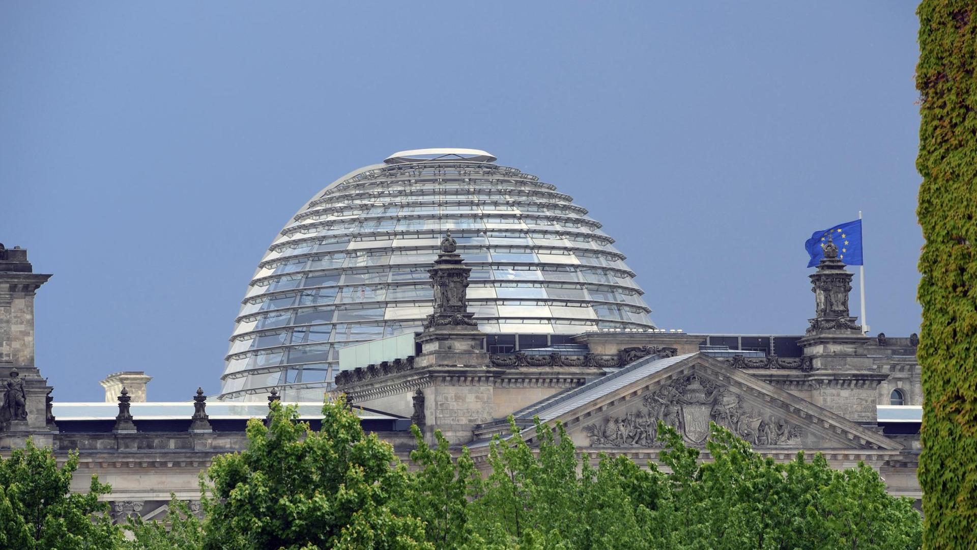 Ein dunkler Himmel über der Reichstagskuppel Ein dunkler Himmel über der Reichstagskuppel