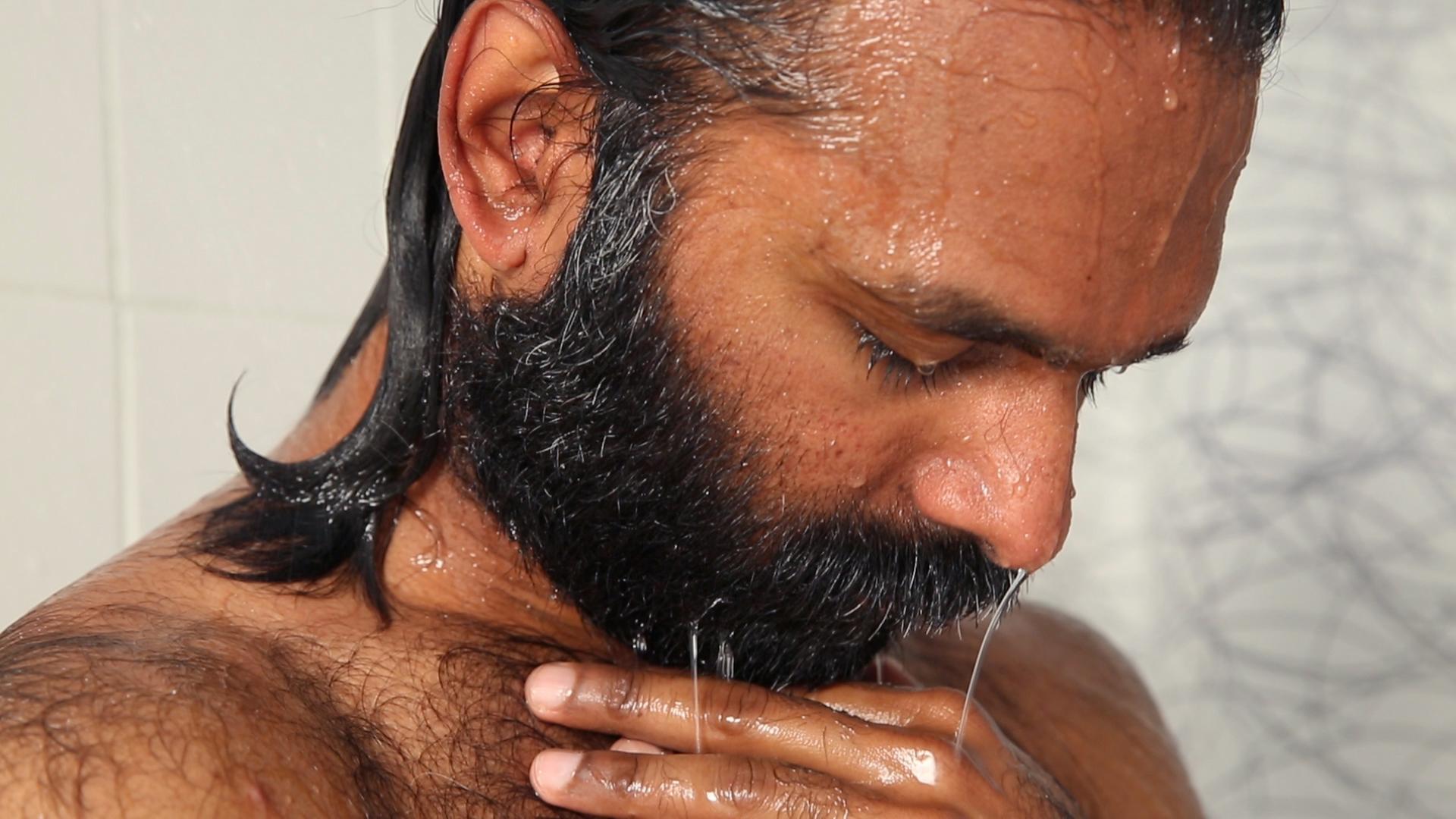 Kumar Muniandy steht in "Sunny Boy" unter der Dusche. Kumar Muniandy steht in "Sunny Boy" unter der Dusche.