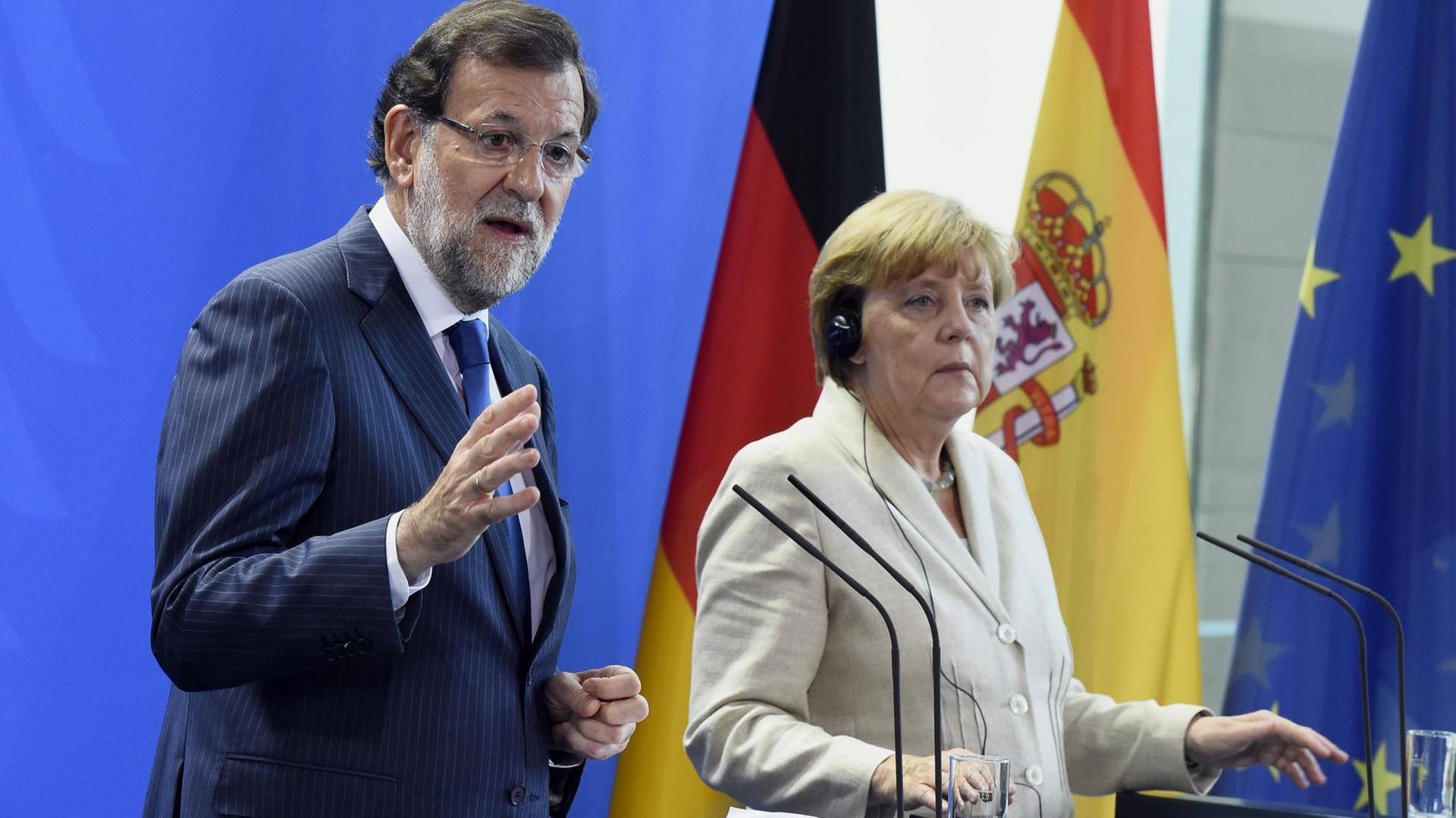 Bundeskanzlerin Merkel und der spanische Ministerpräsident Rajoy bei einer Pressekonferenz in Berlin.