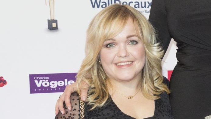 Patricia Carl (l), die Vorsitzende des Bundesverbands "Kleinwüchsige Menschen und ihre Familien e.V.", und Moderatorin Birgit Schrowange auf dem Roten Teppich vor der Verleihung der "Goldenen Bild der Frau 2014". Patricia Carl (l), die Vorsitzende des Bundesverbands "Kleinwüchsige Menschen und ihre Familien e.V.", und Moderatorin Birgit Schrowange auf dem Roten Teppich vor der Verleihung der "Goldenen Bild der Frau 2014".