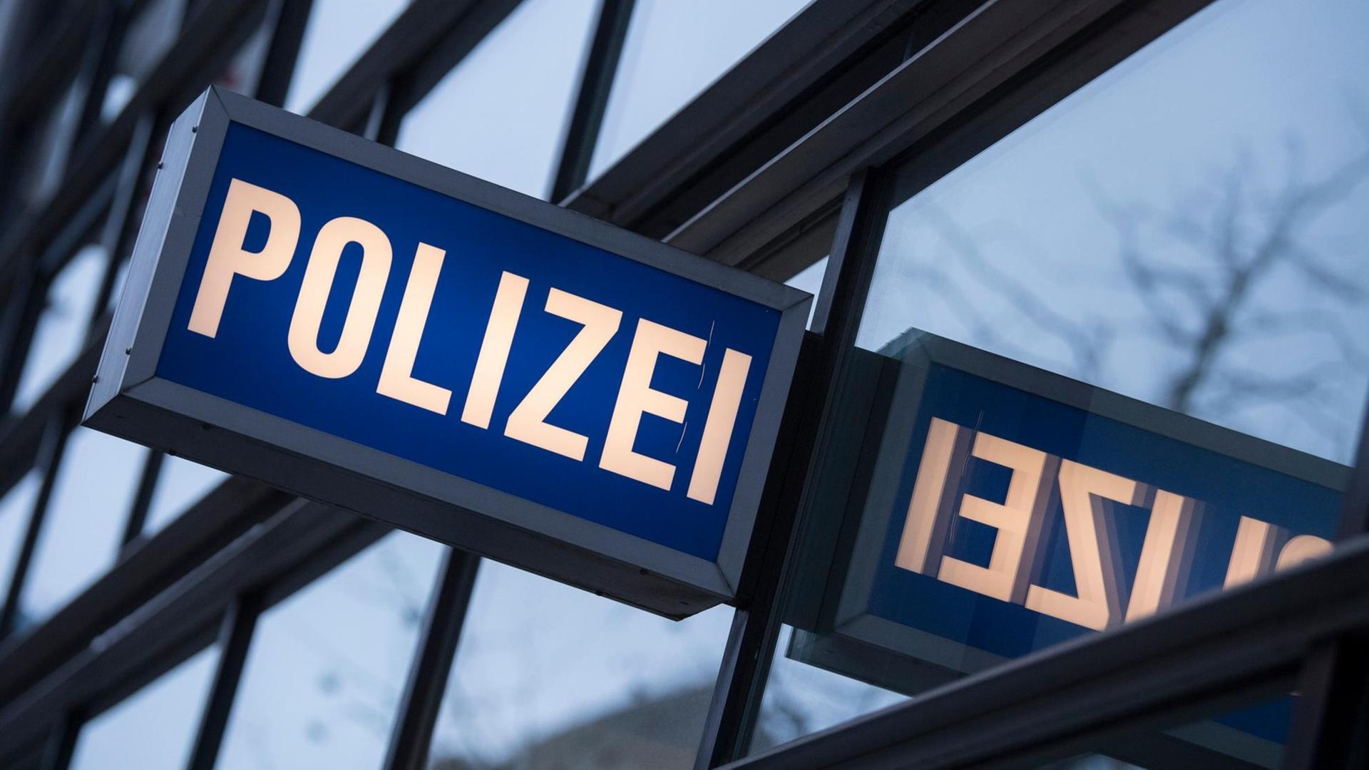 Der Schriftzug "Polizei" am 1. Polizeirevier auf der Zeil in Frankfurt am Main. Der Schriftzug "Polizei" am 1. Polizeirevier auf der Zeil in Frankfurt am Main.