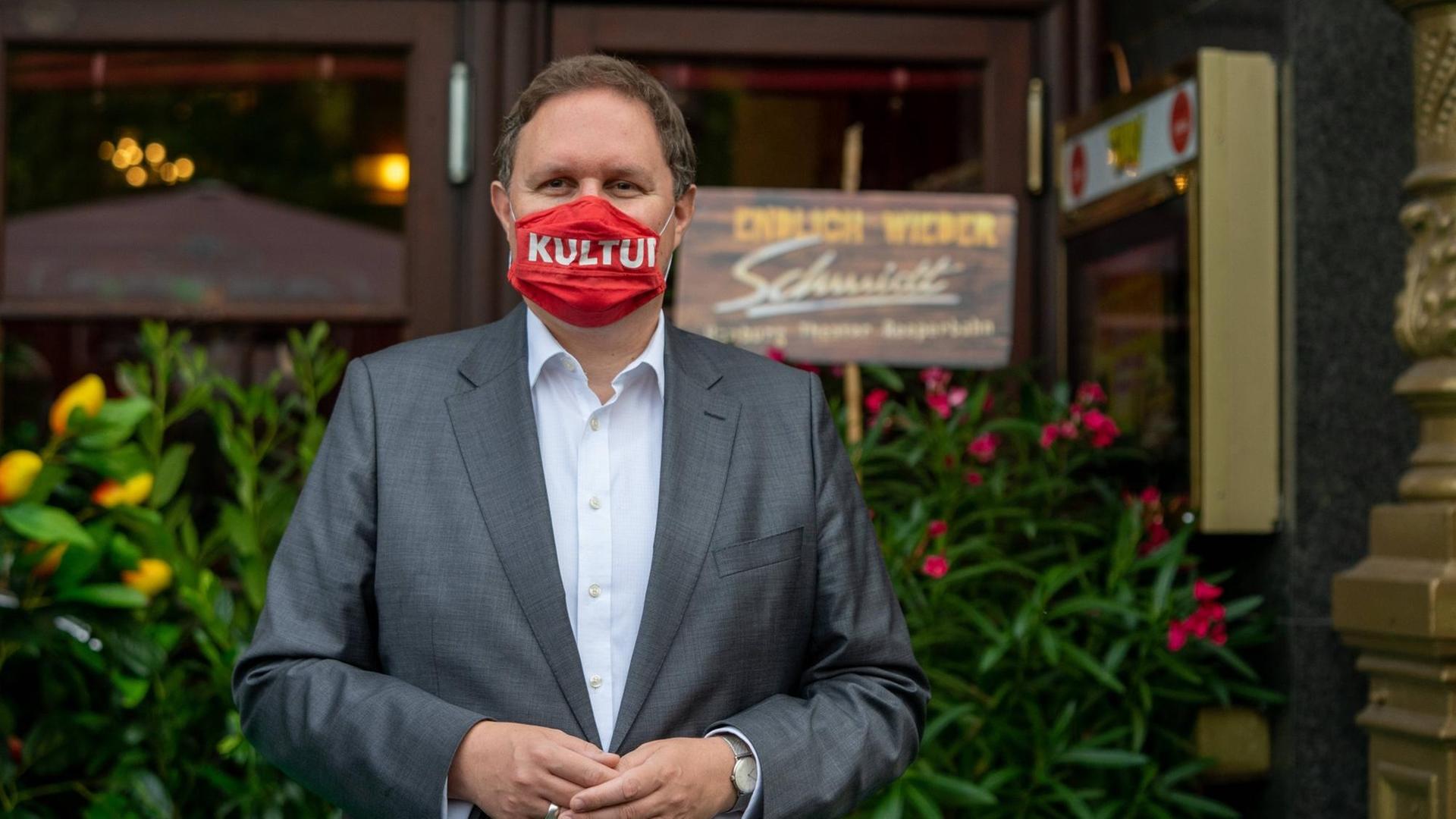 Carsten Brosda, Kultursenator Hamburgs mit Mund-Nase-Schutz-Maske mit der Aufschrift "KulturErste" vor der ersten Theater-Premiere nach dem Ausbruch der Corona-Pandemie 2020 im Schmidts Tivoli in Hamburg Carsten Brosda, Kultursenator Hamburgs mit Mund-Nase-Schutz-Maske mit der Aufschrift "KulturErste" vor der ersten Theater-Premiere nach dem Ausbruch der Corona-Pandemie 2020 im Schmidts Tivoli in Hamburg