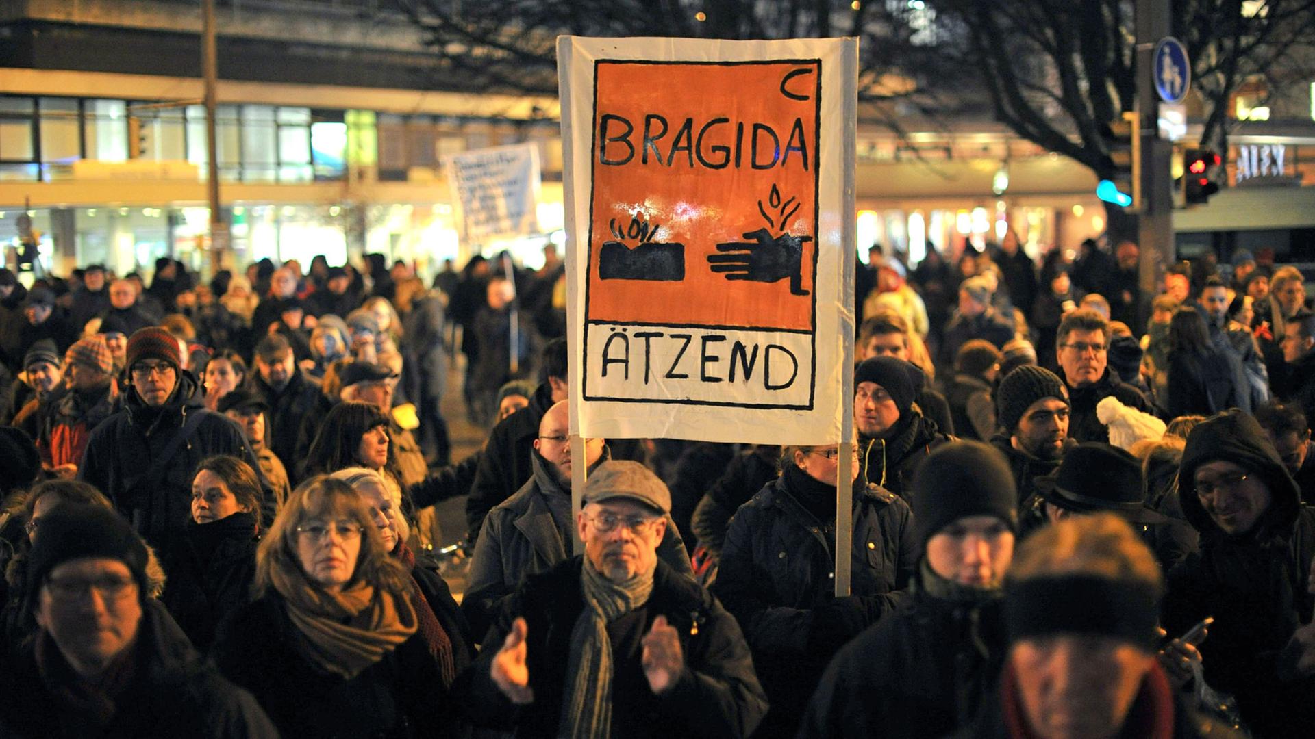 Kundgebung gegen die islamkritische Bewegung Bragida, Februar 2015 Kundgebung gegen die islamkritische Bewegung Bragida, Februar 2015
