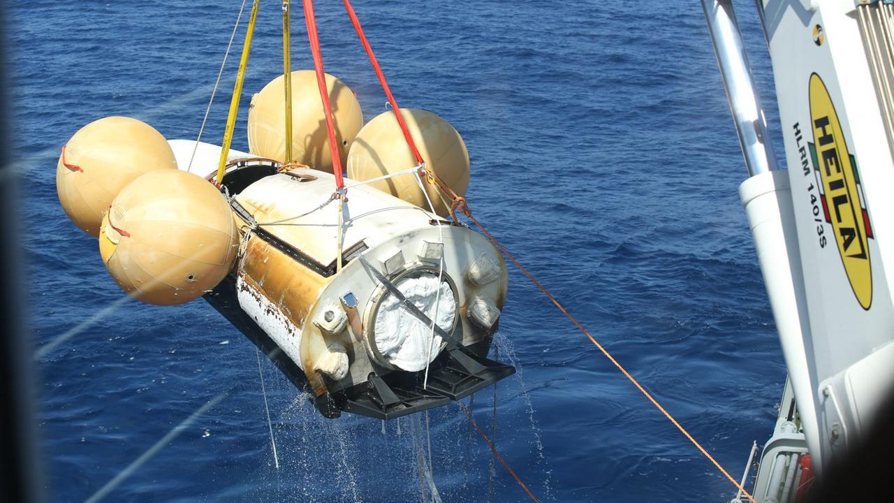 Das IXV-Raumschiff bei der Bergung aus dem Pazifik Das IXV-Raumschiff bei der Bergung aus dem Pazifik