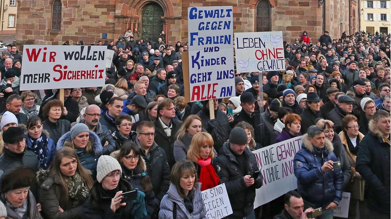 Hunderte Russlanddeutschen demonstrieren in Villingen-Schwenningen gegen Gewalt und für mehr Sicherheit in Deutschland. Hunderte Russlanddeutschen demonstrieren in Villingen-Schwenningen gegen Gewalt und für mehr Sicherheit in Deutschland.