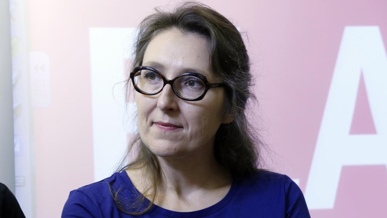 French writer Marie Darrieussecq, who wrote the text of the dictation, participates in a primary school of Paris, on October 13, 2014, in the launching of the yearly European Leukodystrophy Association (ELA) campaign. The 2014 slogan is "Mets tes baskets et bats la maladie" (Put on your baskets and fight the disease). AFP PHOTO THOMAS SAMSON / AFP PHOTO / THOMAS SAMSON French writer Marie Darrieussecq, who wrote the text of the dictation, participates in a primary school of Paris, on October 13, 2014, in the launching of the yearly European Leukodystrophy Association (ELA) campaign. The 2014 slogan is "Mets tes baskets et bats la maladie" (Put on your baskets and fight the disease). AFP PHOTO THOMAS SAMSON / AFP PHOTO / THOMAS SAMSON
