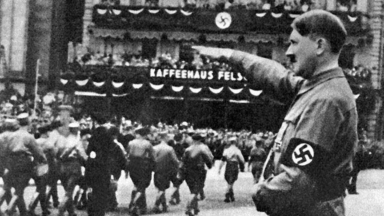 Adolf Hitler und der Reichsstatthalter von Leipzig Martin Mutschmann bei einem Aufmarsch der SA (Sturmabteilung) 1933