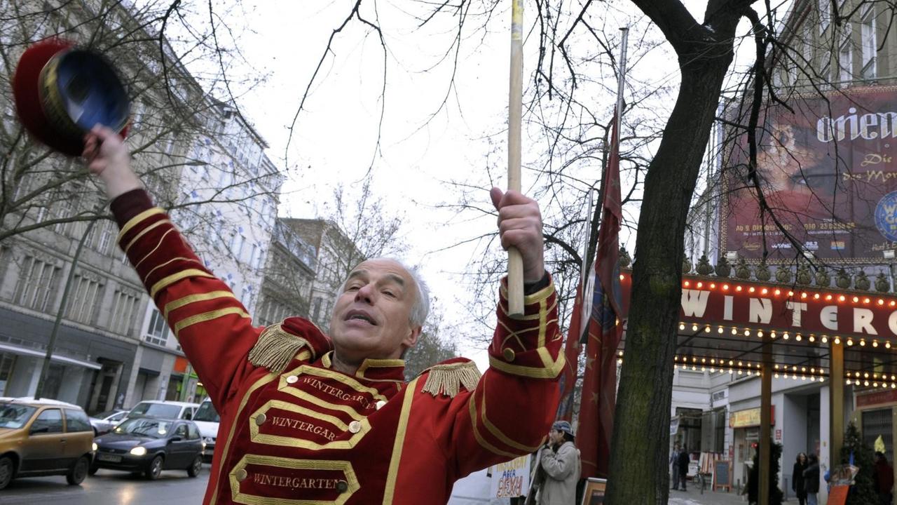 Ein Mann in Portiersuniform winkt am Freitag (09.01.2009) vor dem "Wintergarten" in Berlin vorbeifahrenden Autofahrern mit seiner Mütze zu. Die Mitarbeiter des Varietes in der Potsdamer Straße demonstrierten gegen die Schließung ihrer Einrichtung zum 31. Januar 2009. Ein Mann in Portiersuniform winkt am Freitag (09.01.2009) vor dem "Wintergarten" in Berlin vorbeifahrenden Autofahrern mit seiner Mütze zu. Die Mitarbeiter des Varietes in der Potsdamer Straße demonstrierten gegen die Schließung ihrer Einrichtung zum 31. Januar 2009.
