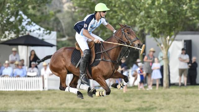 Polomatch - Argentina gegen Chile; Lucio Fernandez Ocampo aus Argentinien ist flott mit seinem Pferd unterwegs.