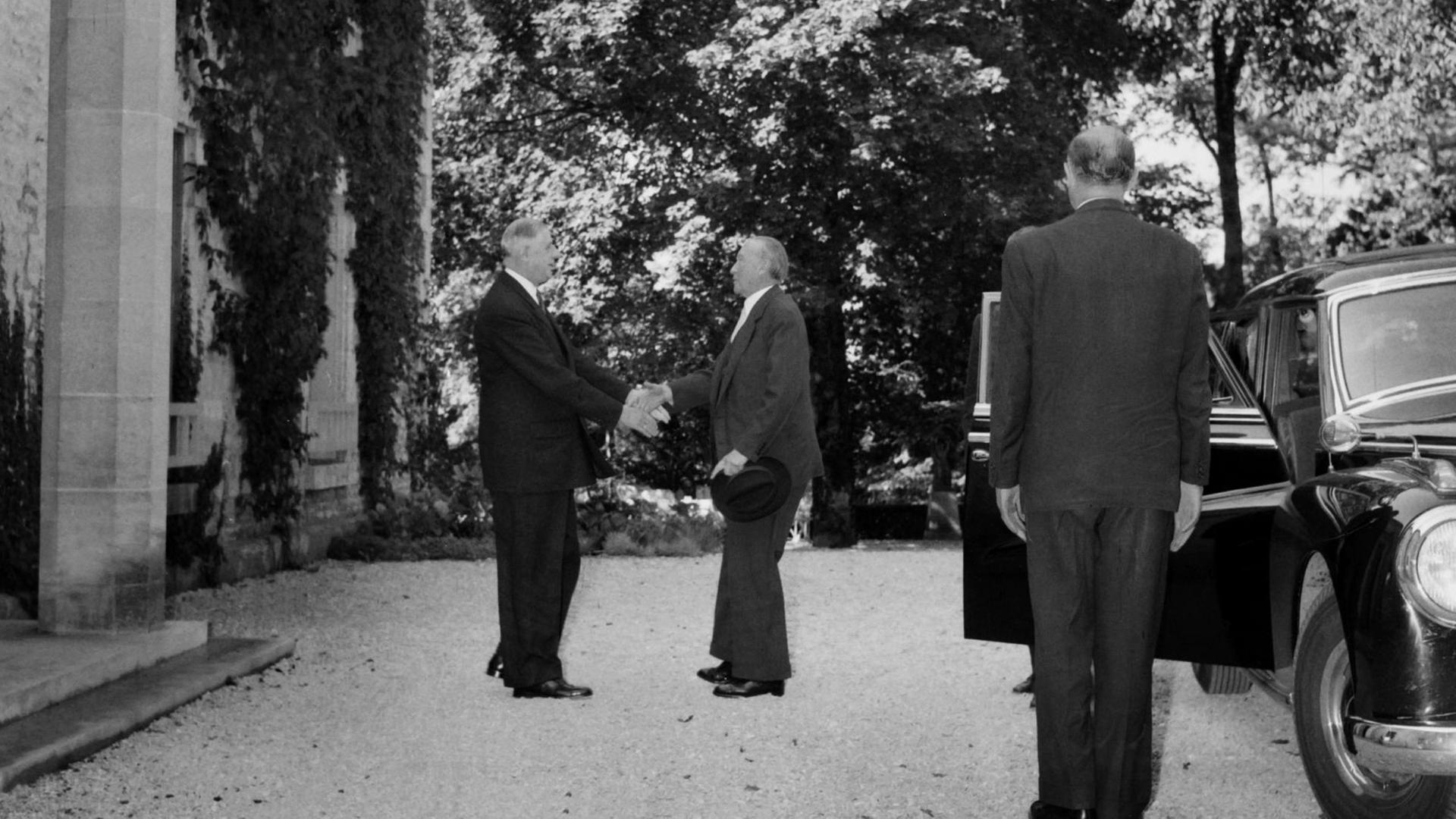 West German chancellor Konrad Adenauer (L) and French president Charles de Gaulle (C) shake hands in front of "la Boisserie", de Gaulle's home, in Colombey-les-Deux-Eglises on September 14, 1958 during their first meeting. AFP PHOTO / AFP PHOTO / INTERCONTINENTALE / - West German chancellor Konrad Adenauer (L) and French president Charles de Gaulle (C) shake hands in front of "la Boisserie", de Gaulle's home, in Colombey-les-Deux-Eglises on September 14, 1958 during their first meeting. AFP PHOTO / AFP PHOTO / INTERCONTINENTALE / -