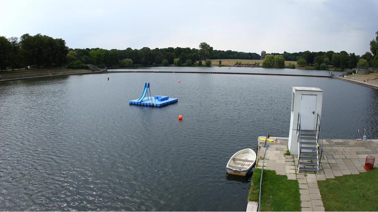 Das Auftaktrennen der World Triathlon Series 2020 findet am 5. und 6. September in Hamburg statt. Austragungsort ist der Hamburger Stadtpark. Der Schwimm-Distanz wird im Stadtparksee in Angriff genommen. Hier ein Blick vom Naturbad Stadtparksee auf den ganzen Stadtparksee. Das Auftaktrennen der World Triathlon Series 2020 findet am 5. und 6. September in Hamburg statt. Austragungsort ist der Hamburger Stadtpark. Der Schwimm-Distanz wird im Stadtparksee in Angriff genommen. Hier ein Blick vom Naturbad Stadtparksee auf den ganzen Stadtparksee.