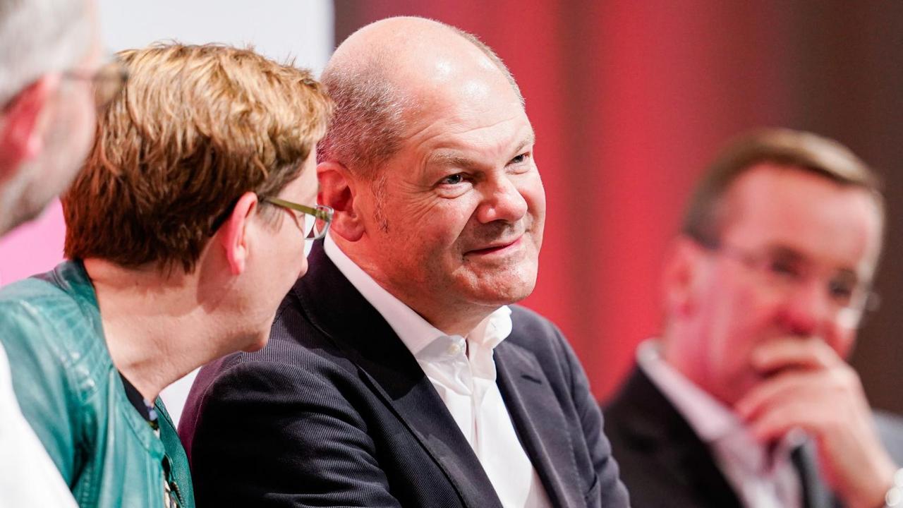 Olaf Scholz (2.v.r.), Bundesfinanzminister, und Klara Geywitz, Abgeordnete im Landtag von Brandenburg, unterhalten sich in der Congresshalle bei der SPD Regionalkonferenz. In Saarbrücken findet die erste von 23 Konferenzen statt. Es geht um die Nachfolge für die zurückgetretene SPD Parteivorsitzende Nahles. Olaf Scholz (2.v.r.), Bundesfinanzminister, und Klara Geywitz, Abgeordnete im Landtag von Brandenburg, unterhalten sich in der Congresshalle bei der SPD Regionalkonferenz. In Saarbrücken findet die erste von 23 Konferenzen statt. Es geht um die Nachfolge für die zurückgetretene SPD Parteivorsitzende Nahles.