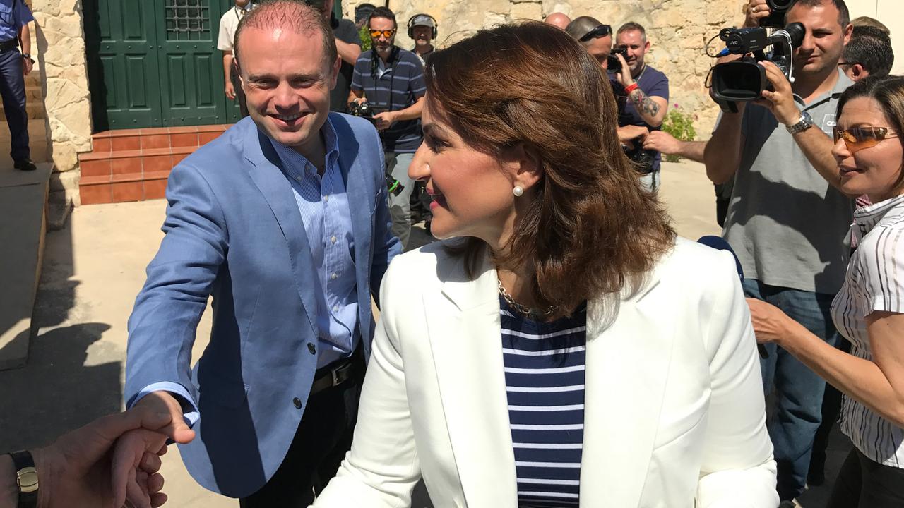 Der sozialdemokratische Premierminister von Malta, Joseph Muscat mit seiner Frau beim Händeschütteln Der sozialdemokratische Premierminister von Malta, Joseph Muscat mit seiner Frau beim Händeschütteln