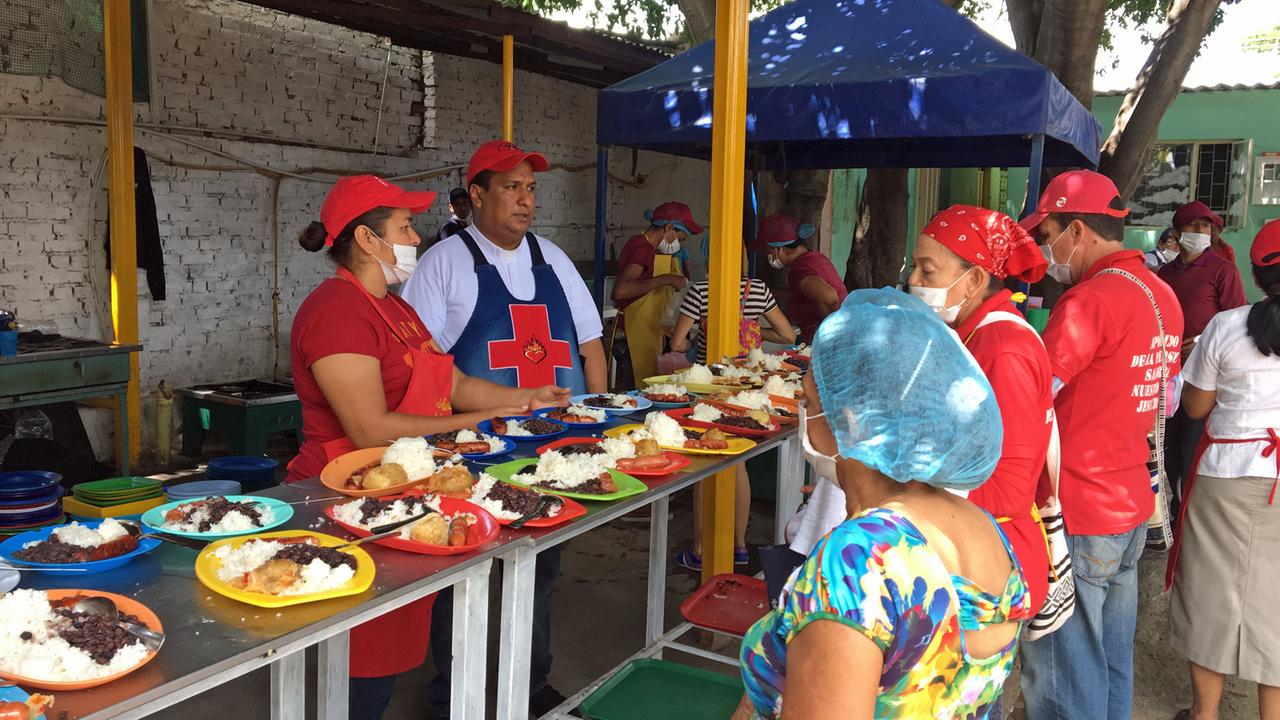 Pater José in der Essensausgabe für Flüchtlinge aus Venezuela.