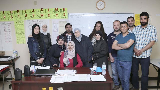  Lehrerin Sana Alnajjar sitzt am 18.Mai 2017 an ihrem Pult und lässt sich in Toronto mit syrischen Schülern ihrer Englisch als Zweitsprache-Klasse fotografieren