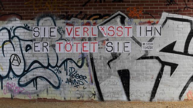 "SIE VERLÄSST IHN - ER TÖTET SIE - #Stopp Femizide" steht auf Zetteln an einer Mauer mit Graffiti in Potsdam am 14. April 2021.